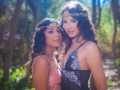 18 ans, Gros cul, Grosse bite, Gros seins, Sucer une bite, 2 femmes 1 homme, De plein air, Maigrichonne