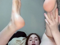 Bruinharig, Masturbatie, Softcore pornografie, Alleen, Tiener, Tieten likken, Webcamera