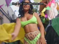 Gros cul, Gros seins, Sucer une bite, Brunette brune, En gros plan de très près, Hard, Hd, Fille latino