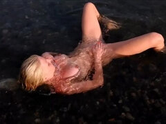Blondine, Hd, Nudist, Im freien, Pissen, Öffentlich, Schlampe, Ehefrau