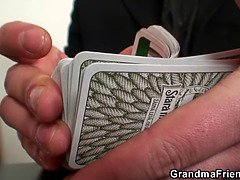 Braunhaarige, Kehlenfick, Handjob, Mutti, Realität, Stiefmutter, Sich ausziehen, Flotter dreier