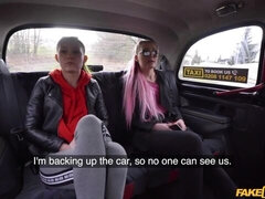 Culo grande, Coche, Estilo perrito, Ffm, Al aire libre, Hermanas, Tatuaje, Trio