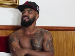 Off The Hook dialogue with sex industry star Vitor Guedes on PapoMix