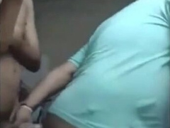 Maduro se la mete a joven gordito latino en video amateur sin condónn