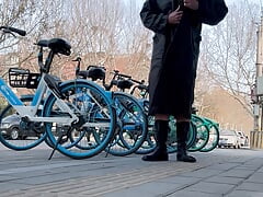 Show myself naked at bus stop in Beijing