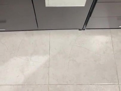 Me bajo los boxer frente al espejo y saco mi verga venosa