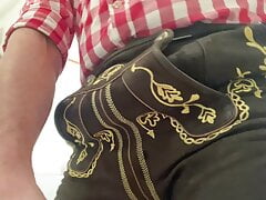 Bavarian Hunk pees