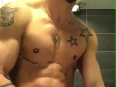 Ragazzo atletico si sega e sborra su una maglietta 2