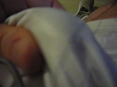 Smallish branle et ejac du matin sur mes adidas bien chaude !