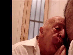 Coroa mamando no banheiro