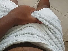 LOOK I HAVE SOMETHING BIG HERE UNDER THIS TOWEL HERE, COME FIND OUT WHAT I HAVE UNDER THIS TOWEL, COME COME LOOK BELOW C