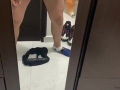 Me bajo los boxer frente al espejo y saco mi verga venosa