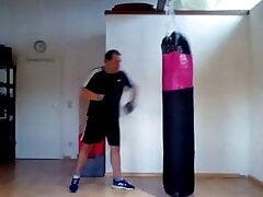 Boxtraining am Sandsack im Gym...