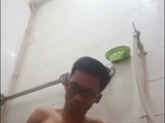 thai boy JO in shower on cam (2'15'') 8
