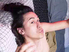 Grindr novinho de cueca fofo com local no sigilo real na cama vendo piroca