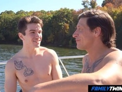 FamilyTwink - Unartige feste Schrauben mit Stiefpapa am Fluss