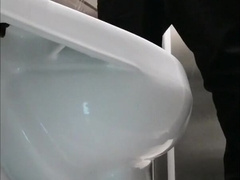 Señor se excita en baño publico