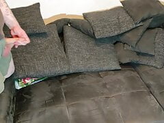 Auf die Couch gespritzt