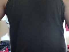 Joven se masturba en la sala