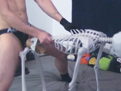 Se Folla Al Esqueleto De Halloween Por El Culo
