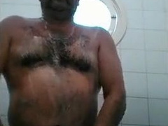 maduro vergudo caliente en la ducha 4