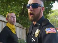 Muscoloso gaynero nero si fa arrestare e succhia il cazzo del poliziotto