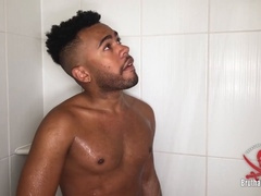 Alex Powers savoure son plaisir en se masturbant