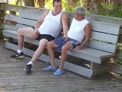 Abuelo y gordito: sexo público con maduros amateurs 2