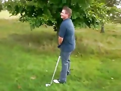 Jogando golf com o taco de carne dura