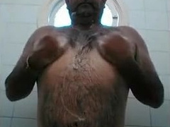 maduro vergudo caliente en la ducha 3