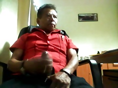 hombre madurito se saca la leche en su oficina
