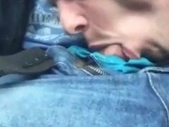 Il suce en voiture