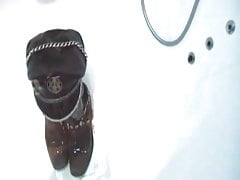 Piss auf Lederkappe und Stiefel