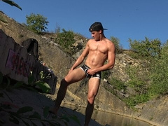 Kent Mills jerks off in a furious fashion today