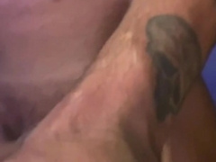 saradão musculoso mostrando a pica