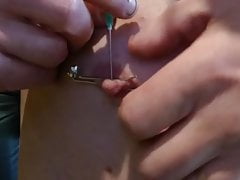 needle aiguille vertical tit nipple zoom