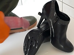 Cumming On High Heels In Waders And Rubber Gloves Cumming On High Heels In Waders And Rubber Gloves