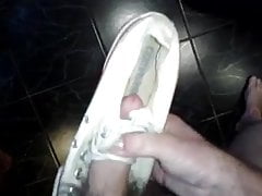 Cumshoot Chucks3