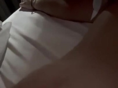 Doigt dans le cul de mon esclave a l’hotel