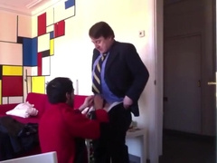 Viene un señor para que le haga una mamada