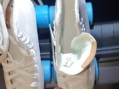 mechanic found customer roller blading shoes in trunk