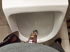 Pissing in public toilette