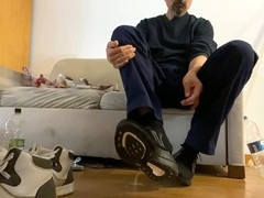 Str8 dude's feet in focus