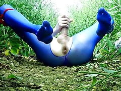 Abspritzen outdoor in blauer Strumpfhose - Mit Slowmotion