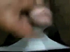 Filmou caminhoneiro trocando oleo no banheiro 3