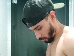 Dos amigos se chupan la polla en el labavo de la disco