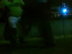 se?or gordo se toca el bulto