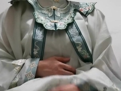 在家里穿着新买的汉服自慰，暴爽，3分钟就射了！