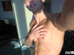 EastBoys - Muscle guy Tommy Gold jacks his thick chisel