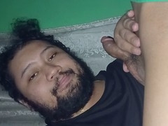 Bearded guy Maka Dila gives an amazing homemade blowjob in the bedroom
